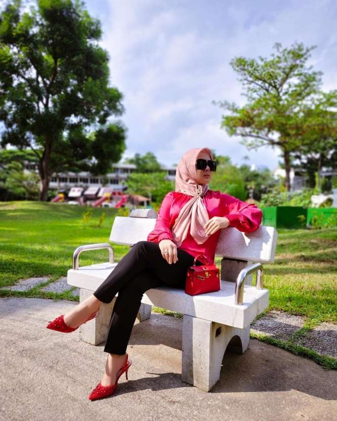 OOTD Tabrak Warna ala Syahrini, Gayanya Cetar Banget!