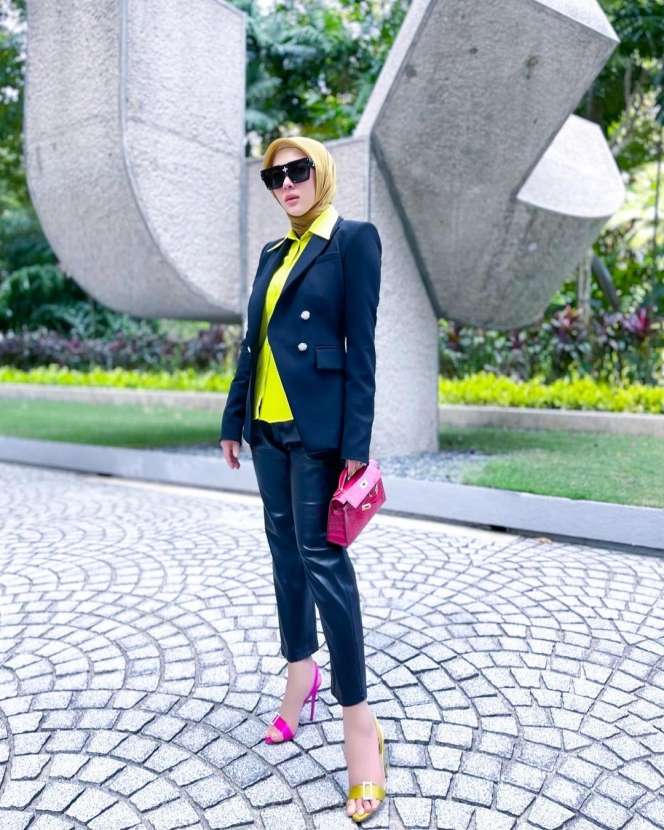 OOTD Tabrak Warna ala Syahrini, Gayanya Cetar Banget!