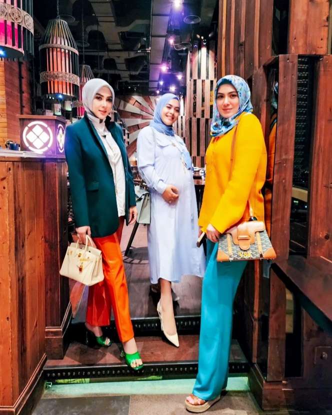 OOTD Tabrak Warna ala Syahrini, Gayanya Cetar Banget!