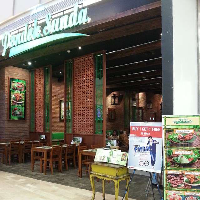 6 Potret Restoran Sunda Milik Artis, Syahrini Berkonsep Taman Surga, Penuh Bunga Indah Banget!