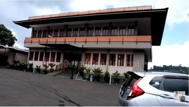 6 Potret Restoran Sunda Milik Artis, Syahrini Berkonsep Taman Surga, Penuh Bunga Indah Banget!