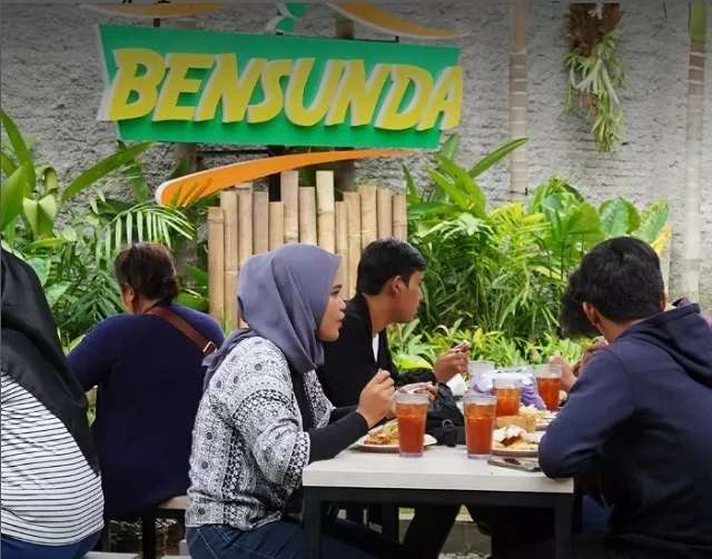 6 Potret Restoran Sunda Milik Artis, Syahrini Berkonsep Taman Surga, Penuh Bunga Indah Banget!