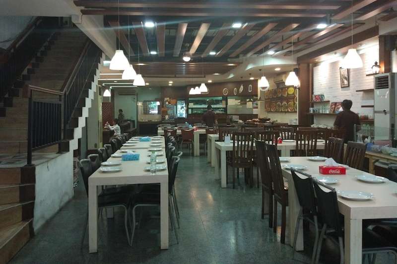 6 Potret Restoran Sunda Milik Artis, Syahrini Berkonsep Taman Surga, Penuh Bunga Indah Banget!