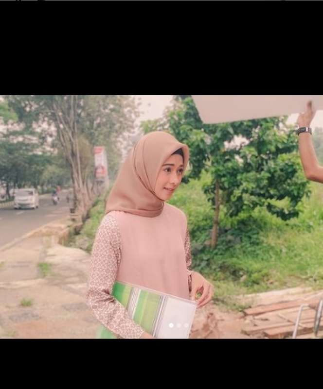 Potret Poppy Bunga Bakal Jadi Calon Istri Ojak `Tukang Ojek Pengkolan` di Kehidupan Nyata, Ternyata Beda Banget!