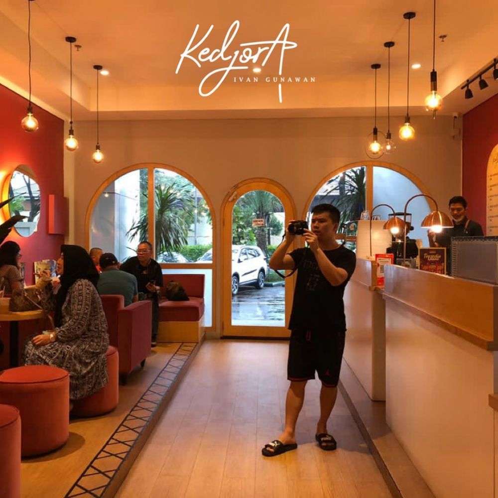 10 Potret Cafe Mewah Milik Ivan Gunawan, Serba Warna Pink, Dalamnya Keren Banget!