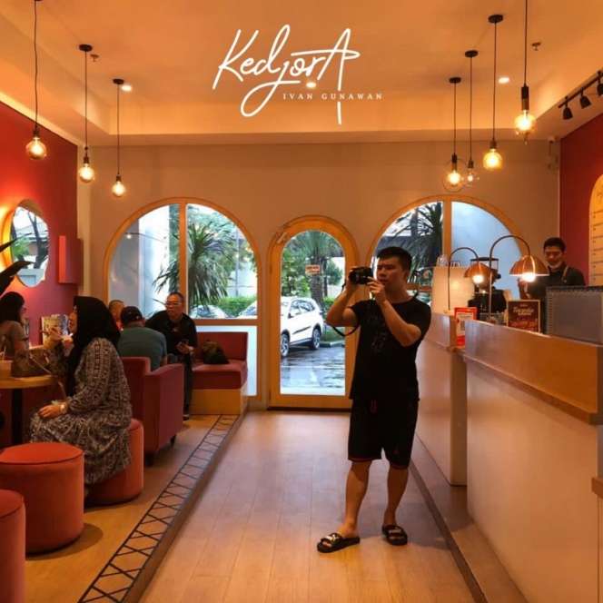 10 Potret Cafe Mewah Milik Ivan Gunawan, Serba Warna Pink, Dalamnya Keren Banget!