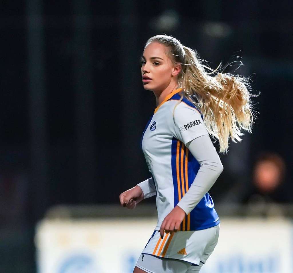 9 Potret Cantik Ana Markovic, Wanita Dijuluki Pesepak Bola Terseksi di Dunia, 'Hot' Banget!