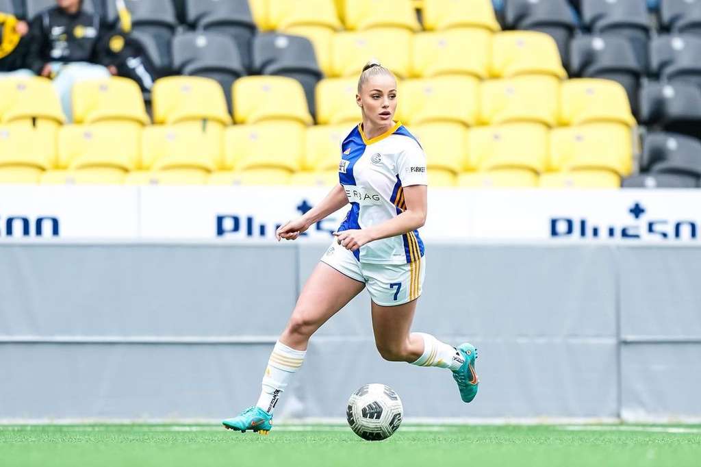 9 Potret Cantik Ana Markovic, Wanita Dijuluki Pesepak Bola Terseksi di Dunia, 'Hot' Banget!