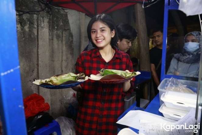 Eks Personel JKT 48, Melati Sesilia Banting Setir Dagang Nasi Bakar di Pinggir Jalan 