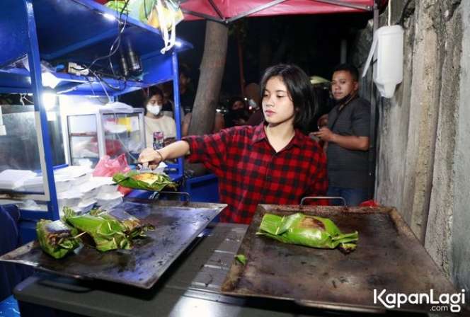 Eks Personel JKT 48, Melati Sesilia Banting Setir Dagang Nasi Bakar di Pinggir Jalan 