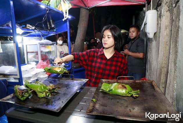 Eks Personel JKT 48, Melati Sesilia Banting Setir Dagang Nasi Bakar di Pinggir Jalan 