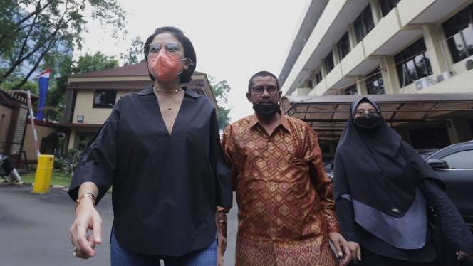 FOTO: Rumahnya Didatangi Polisi, Nikita Mirzani Lapor ke Propam