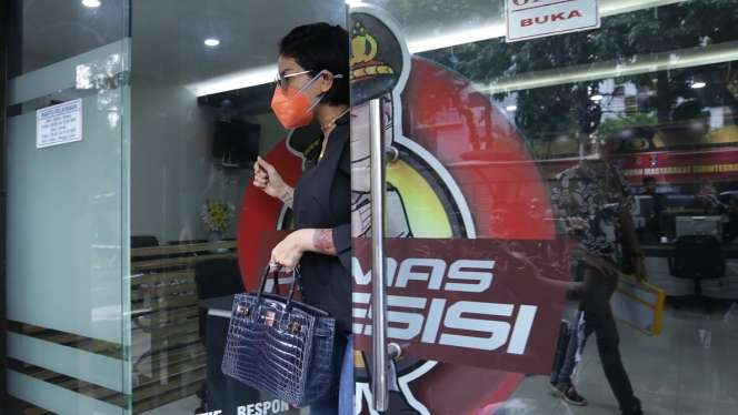 FOTO: Rumahnya Didatangi Polisi, Nikita Mirzani Lapor ke Propam