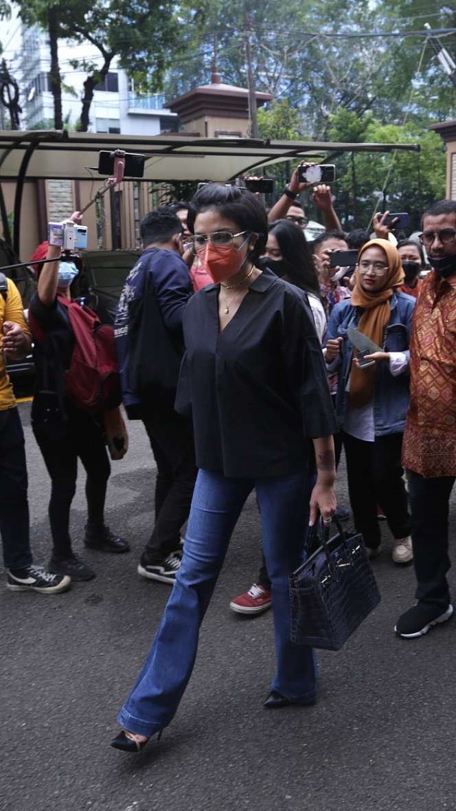 FOTO: Rumahnya Didatangi Polisi, Nikita Mirzani Lapor ke Propam