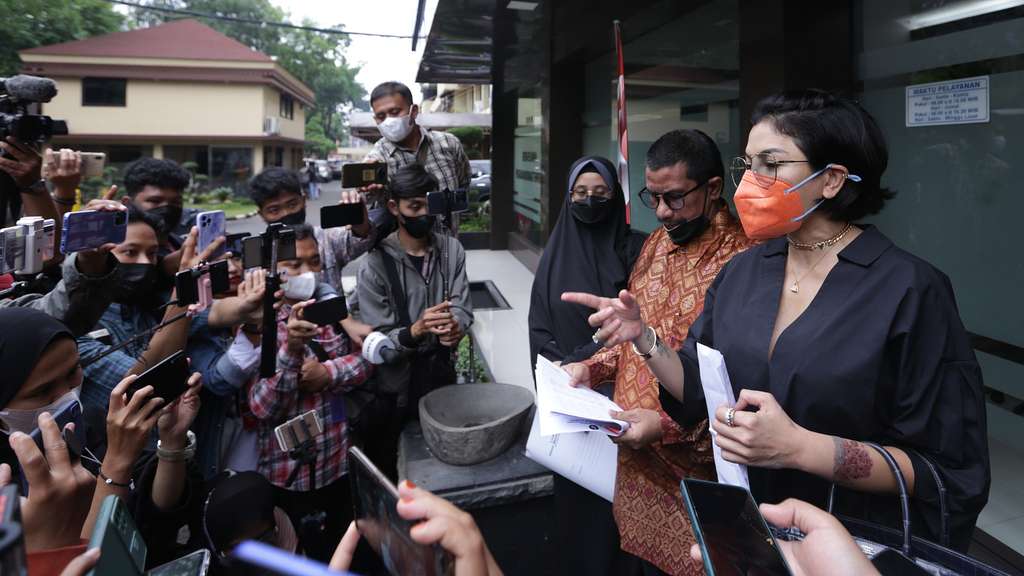 FOTO: Rumahnya Didatangi Polisi, Nikita Mirzani Lapor ke Propam