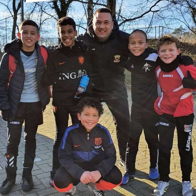 Potret Jhonny van Beukering, Dulu Striker Timnas Indonesia Kini Jadi Satpam Klub Malam!