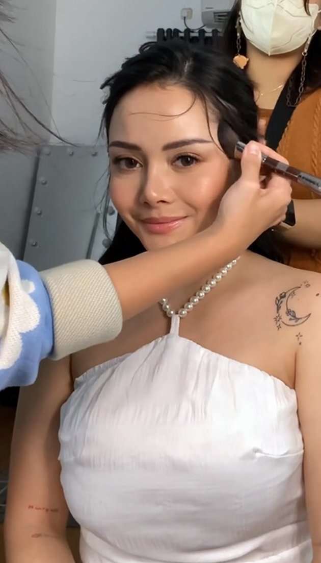 Pesona Mawar AFI di Pemotretan Terbaru, Dress Belahan Tinggi Bikin Salfok!
