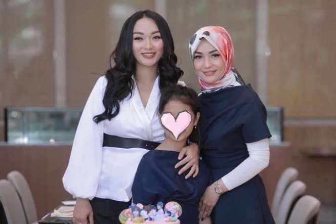 Potret Akrab 9 Seleb dengan Istri Mantan Suami, Ashanty dan Krisdayanti Akrab Banget!
