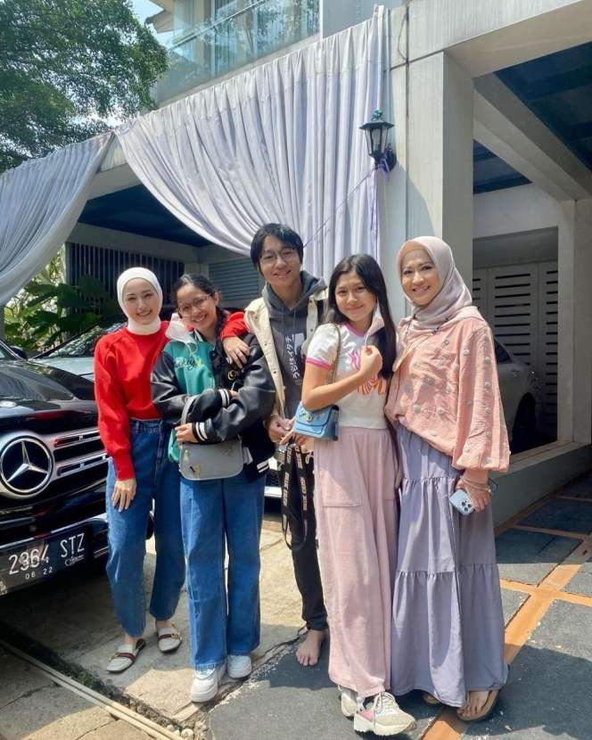 Potret Akrab 9 Seleb dengan Istri Mantan Suami, Ashanty dan Krisdayanti Akrab Banget!