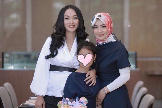 Potret Akrab 9 Seleb dengan Istri Mantan Suami, Ashanty dan Krisdayanti Akrab Banget!