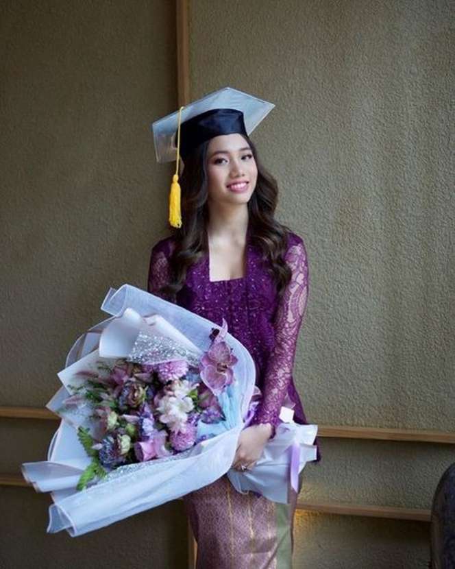 Cantik Pakai Kebaya, Potret Jasmine Abeng Putri Sulung Ririn Ekawati saat Wisuda