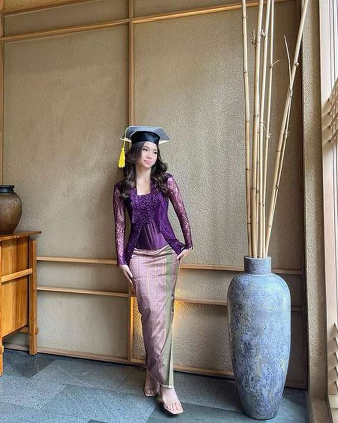 Cantik Pakai Kebaya, Potret Jasmine Abeng Putri Sulung Ririn Ekawati saat Wisuda