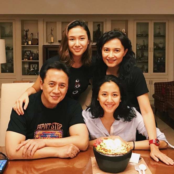 7 Potret Rumah Artis Anak Politisi Terkenal, Ayah Nia Ramadhani Ternyata Bukan Orang Sembarangan!