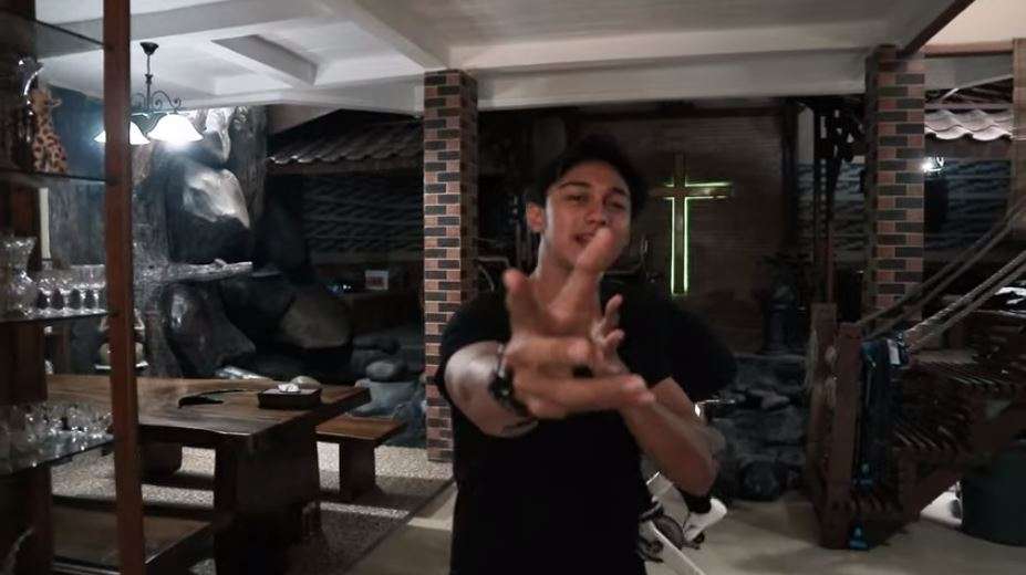 10 Potret Rumah Masa Kecil Caesar Hito yang Mirip Istana Jawa, Ternyata Anak Sultan, Ada Andong!