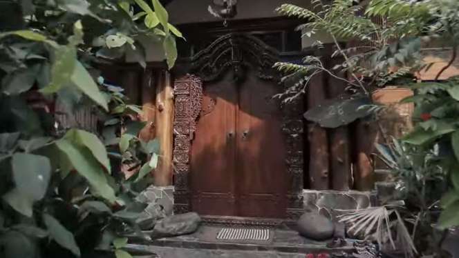10 Potret Rumah Masa Kecil Caesar Hito yang Mirip Istana Jawa, Ternyata Anak Sultan, Ada Andong!