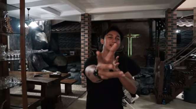 10 Potret Rumah Masa Kecil Caesar Hito yang Mirip Istana Jawa, Ternyata Anak Sultan, Ada Andong!