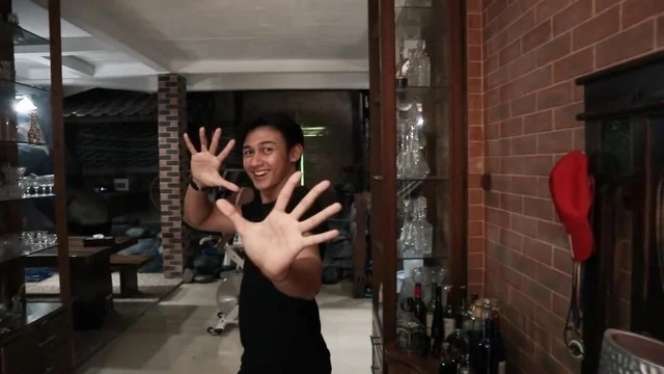 10 Potret Rumah Masa Kecil Caesar Hito yang Mirip Istana Jawa, Ternyata Anak Sultan, Ada Andong!