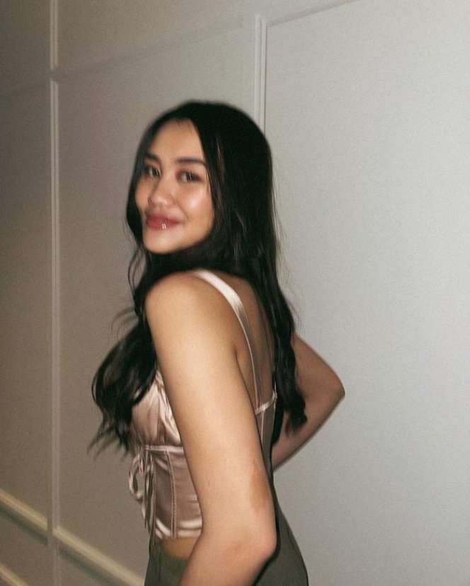 7 Potret Aaliyah Massaid Saat Pakai Corset Top, Pinggang Langsingnya Bikin Salfok!