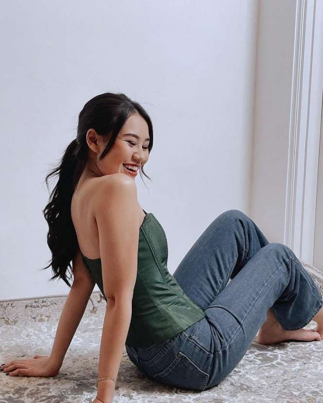 7 Potret Aaliyah Massaid Saat Pakai Corset Top, Pinggang Langsingnya Bikin Salfok!