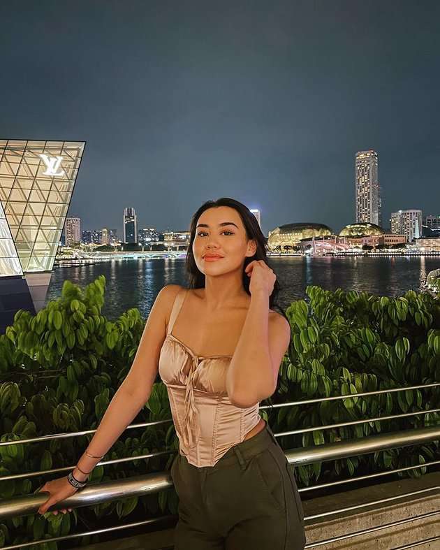 7 Potret Aaliyah Massaid Saat Pakai Corset Top, Pinggang Langsingnya Bikin Salfok!