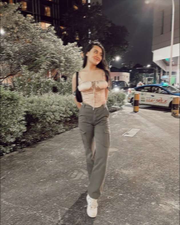 7 Potret Aaliyah Massaid Saat Pakai Corset Top, Pinggang Langsingnya Bikin Salfok!