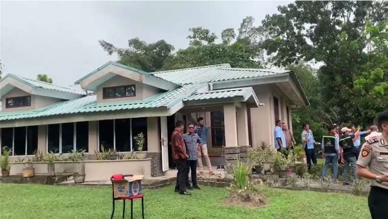 Menteri Terkaya! 7 Potret Rumah Masa Kecil Sandiaga Uno, Sederhana di Tengah Hutan!