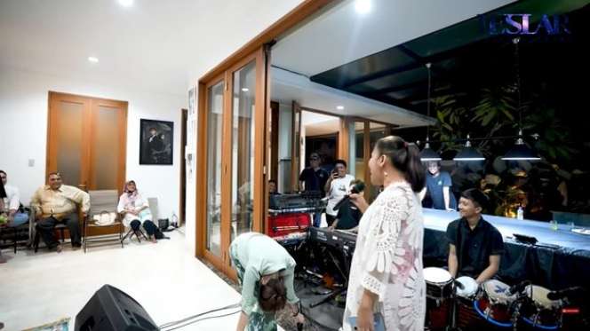 7 Potret Terbaru Evi Masamba Jalani Profesi Baru Saat Hamil Anak Kedua, Penampilannya Jadi Sorotan!