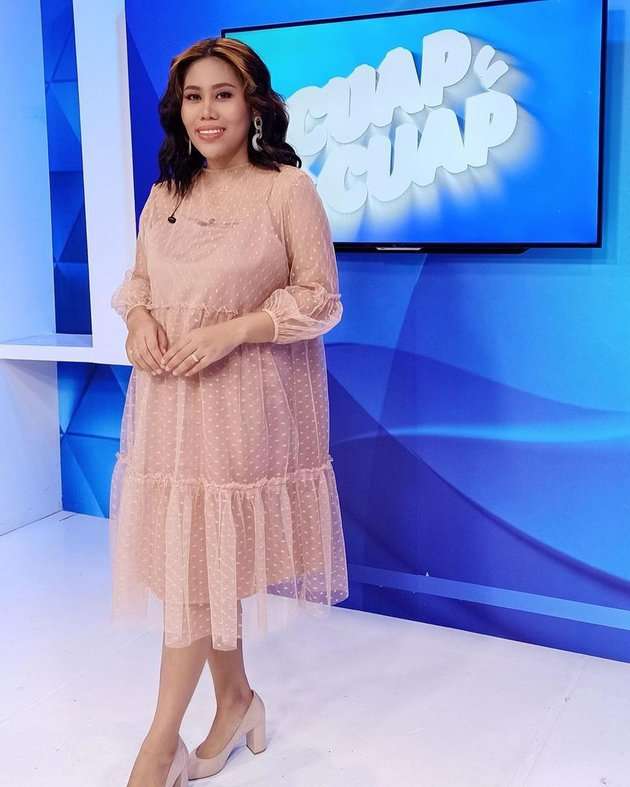 7 Potret Terbaru Evi Masamba Jalani Profesi Baru Saat Hamil Anak Kedua, Penampilannya Jadi Sorotan!
