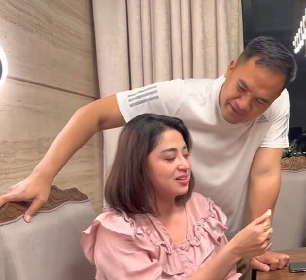 Potret Dewi Perssik dan Saipul Jamil Jadi Sorotan, Panggil Papi Mami di Depan Angga Wijaya