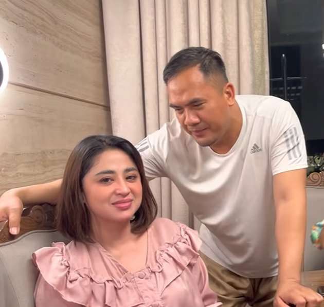 Potret Dewi Perssik dan Saipul Jamil Jadi Sorotan, Panggil Papi Mami di Depan Angga Wijaya