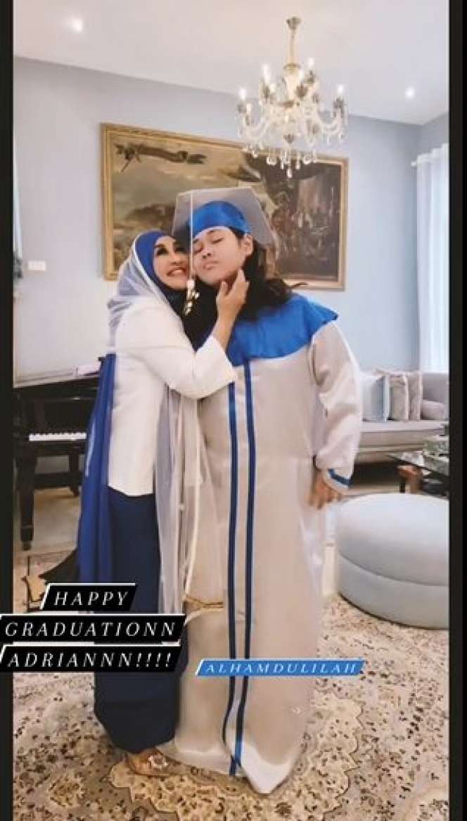 Potret Paramitha Rusady Dampingi Anak Wisuda Lulus SMP, Kompak Kenakan Busana Serasi 