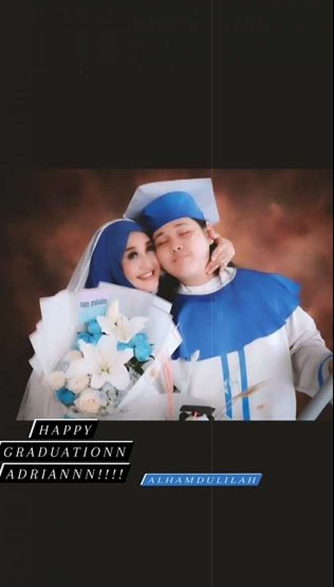 Potret Paramitha Rusady Dampingi Anak Wisuda Lulus SMP, Kompak Kenakan Busana Serasi 