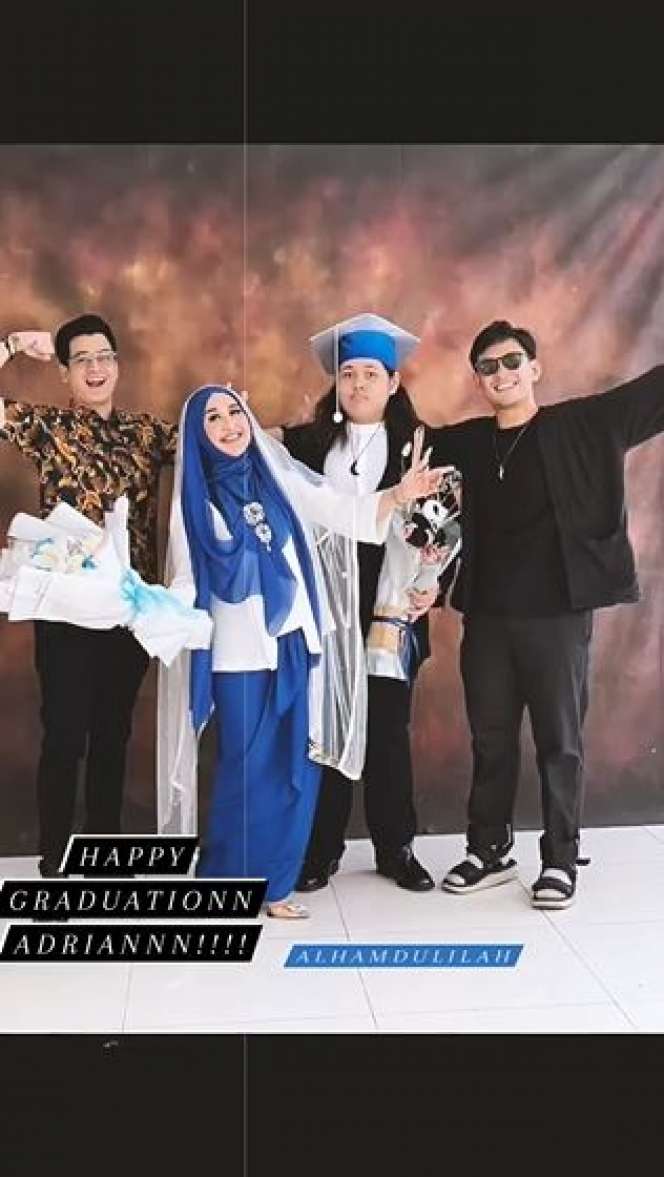 Potret Paramitha Rusady Dampingi Anak Wisuda Lulus SMP, Kompak Kenakan Busana Serasi 