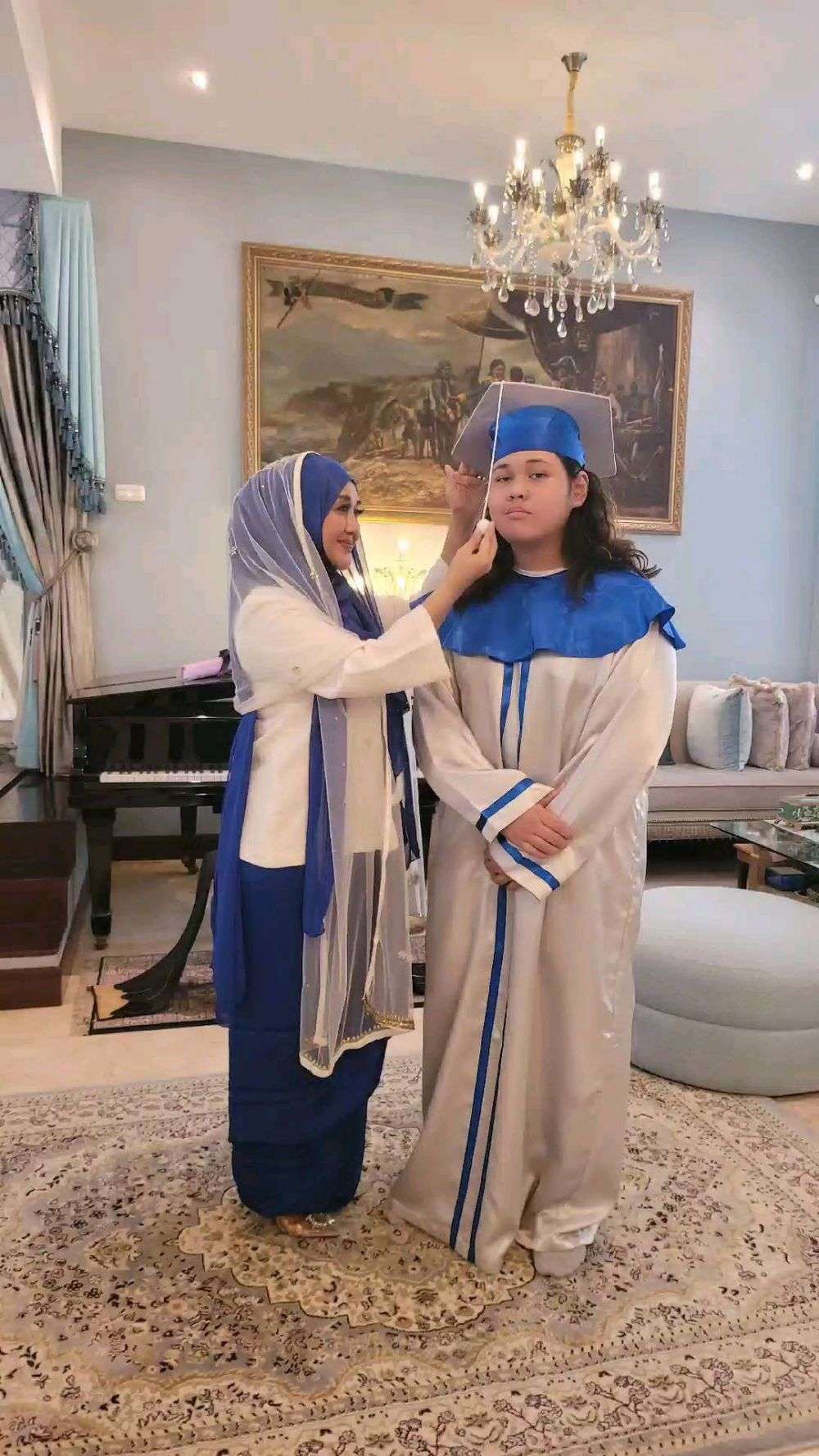 Potret Paramitha Rusady Dampingi Anak Wisuda Lulus SMP, Kompak Kenakan Busana Serasi 