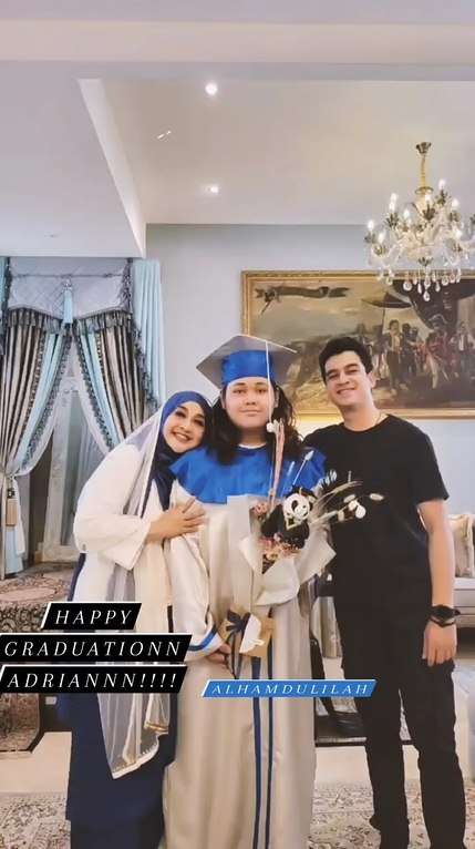 Potret Paramitha Rusady Dampingi Anak Wisuda Lulus SMP, Kompak Kenakan Busana Serasi 