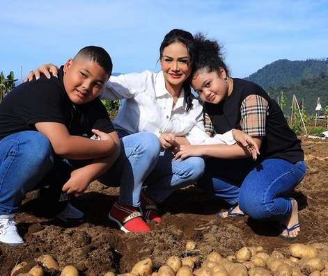 5 Potret Krisdayanti Ajak Amora dan Kellen Panen Kentang, Sepatu yang Dipakai Bikin Salfok