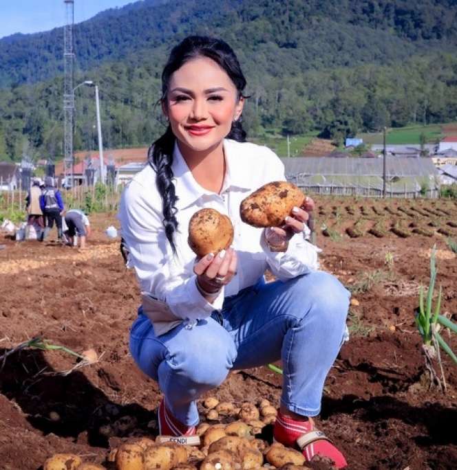 5 Potret Krisdayanti Ajak Amora dan Kellen Panen Kentang, Sepatu yang Dipakai Bikin Salfok