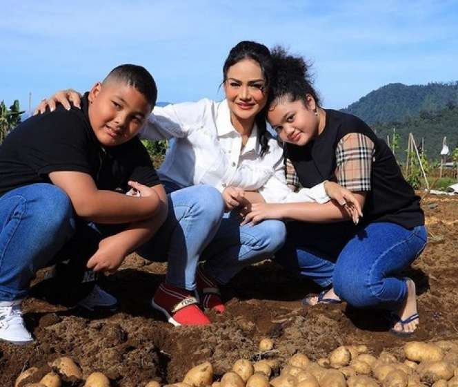 5 Potret Krisdayanti Ajak Amora dan Kellen Panen Kentang, Sepatu yang Dipakai Bikin Salfok