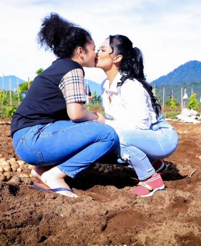5 Potret Krisdayanti Ajak Amora dan Kellen Panen Kentang, Sepatu yang Dipakai Bikin Salfok