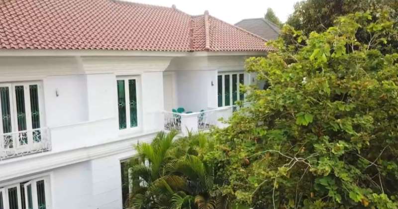 10 Potret Rumah Rian D'Masiv yang Jarang Tersorot, Penuh Jersey Bak Stadion Sepak Bola!